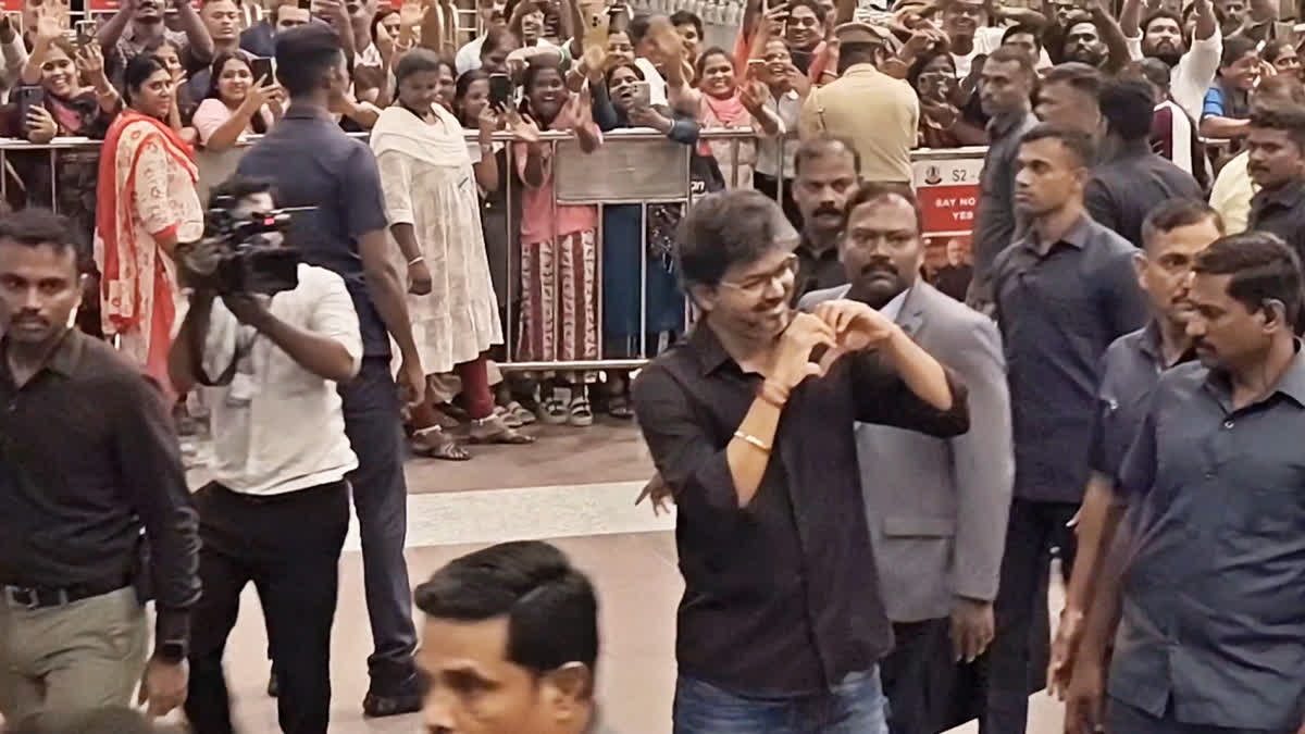 லண்டன் புறப்பட்டார் முதல்வர் விஜய்