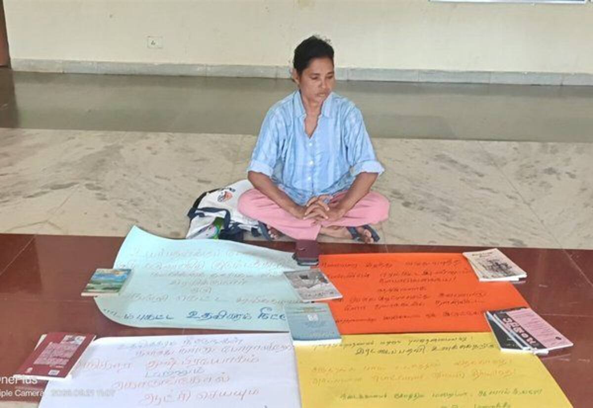 புதுச்சேரி பல்கலைக்கழக தமிழ்த் துறையில் பெண் பேராசிரியை வேலை கேட்டு போராட்டம்
