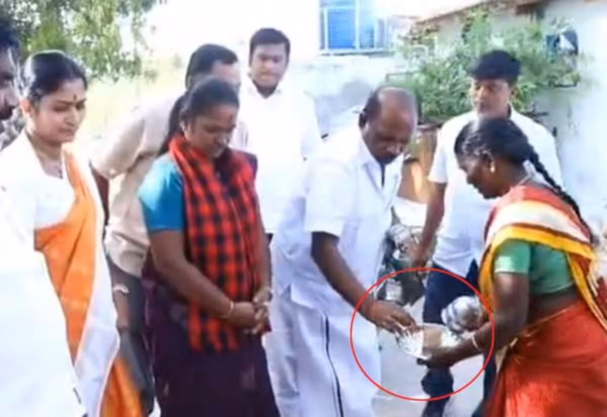 இடைத்தேர்தல் பிரசாரத்தில் திமுக வேட்பாளருக்கு ஆரத்தி; பணம் வினியோகத்தால் பரபரப்பு