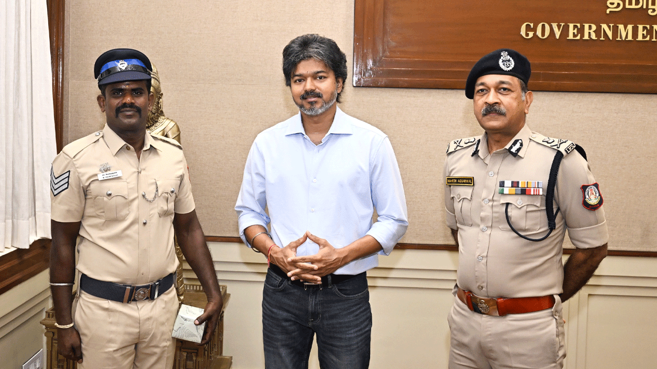 உயிரை பணயம் வைத்து குட்கா கடத்தல் கும்பலை பிடித்த காவலர்.. முதலமைச்சர் விஜய் பாராட்டு!