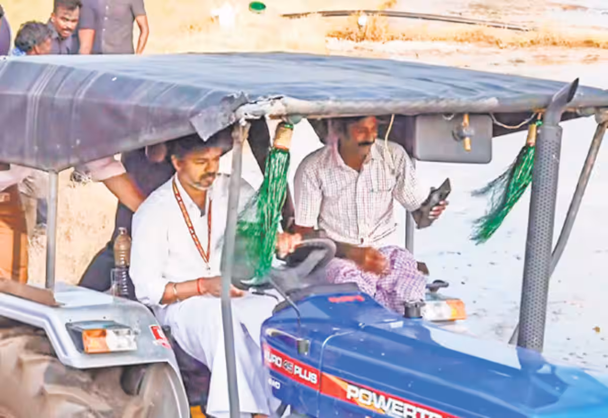 மதுராந்தகம் தொகுதி கிராமங்களில் முதல்வர் விஜய் ரோடு ஷோ: வயலில் டிராக்டர் ஓட்டி பிரசாரம்