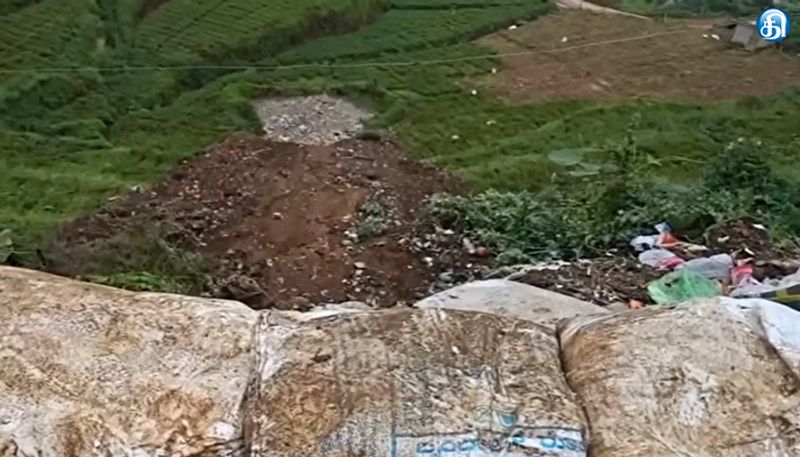 நீலகிரியில் கனமழை: உதகையில் மண் சரிவு: குன்னூர்