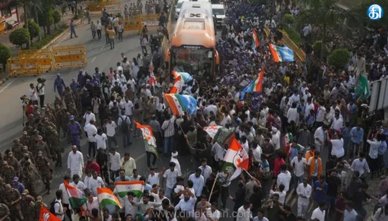 டெல்லியில் கரப்பான் பூச்சி ஜனதா கட்சி போராட்டத்தைத் தடுக்க இதுவரை 1,000 பேர் கைது
