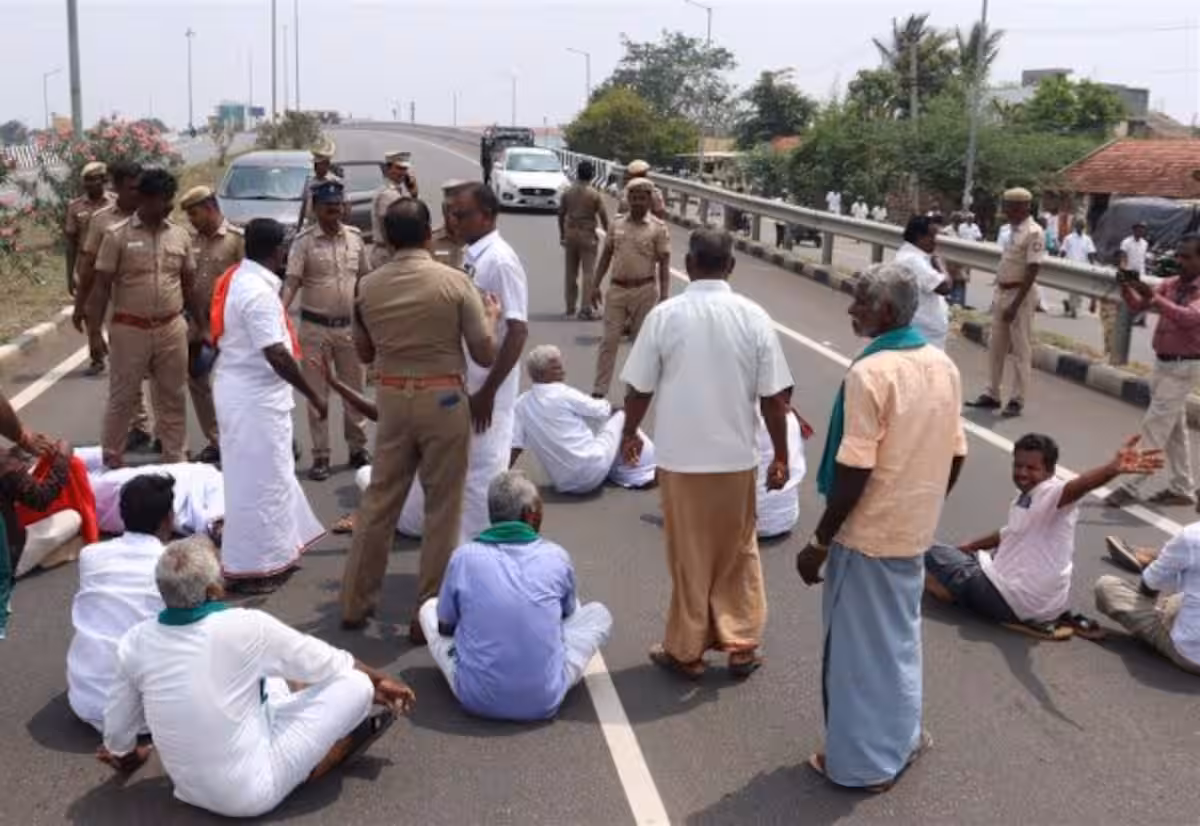 தண்ணீர் திறக்கக்கோரி விவசாயிகள் மறியல்