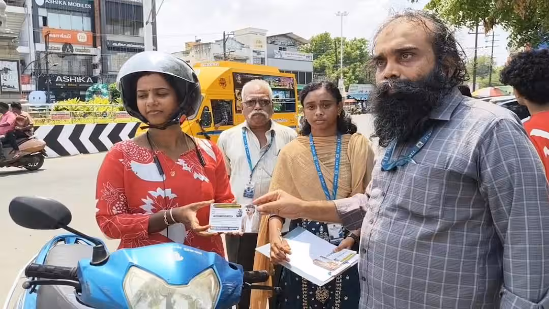 தலைக்கு ஹெல்மெட்... தலைவர் படத்துக்கு டிக்கெட்: தஞ்சையில் 400 பேருக்கு இன்ப அதிர்ச்சி