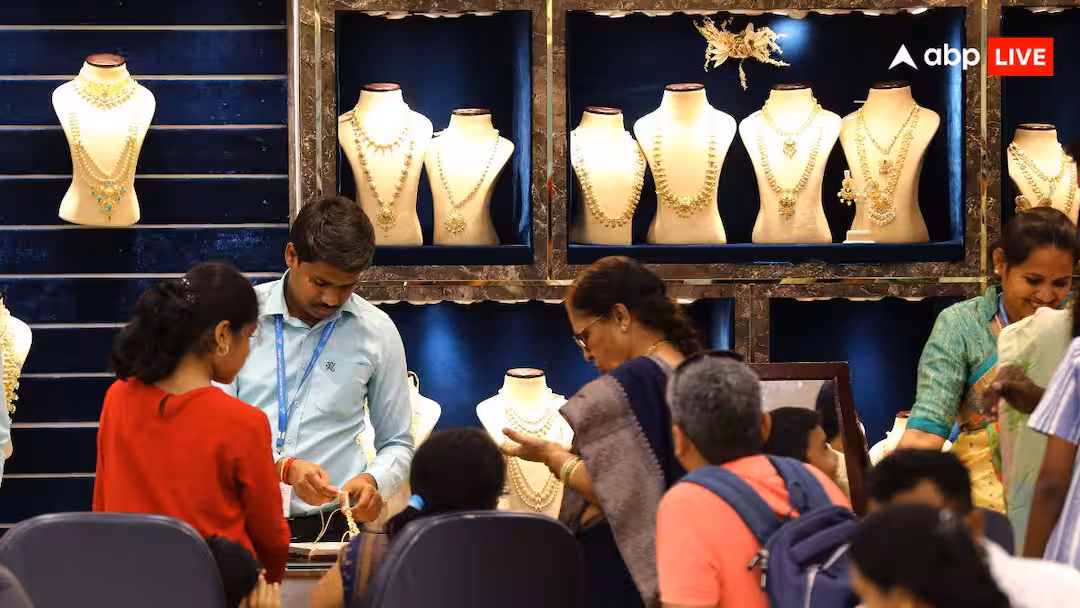 GOLD AND SILVER RATE TODAY : வாரத்தின் முதல் நாளே குஷி.!! அதிரடியாக குறைந்தது தங்கம் விலை