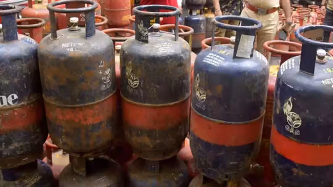 Cylinder Price Hike: ஒரு பக்கம் தட்டுப்பாடு.. மறுபக்கம் உயர்ந்த சிலிண்டர் விலை.. ஷாக்கான