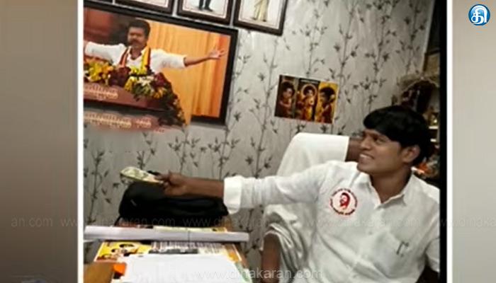 செங்கல்பட்டு: மாம்பாக்கத்தில் லஞ்சம் வாங்கிய தவெகவைச் சேர்ந்த ஊராட்சி தலைவர் வீராசாமி கட்சியில் இருந்து நீக்கப்பட்டுள்ளார். செங்கல்பட்