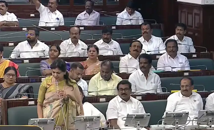 சௌமியா மேடம் கொஞ்சம் தர்மபுரியில் இருந்து வெளியே வாங்க... அமைச்சர் பதிலால் சிரிப்பலை..!