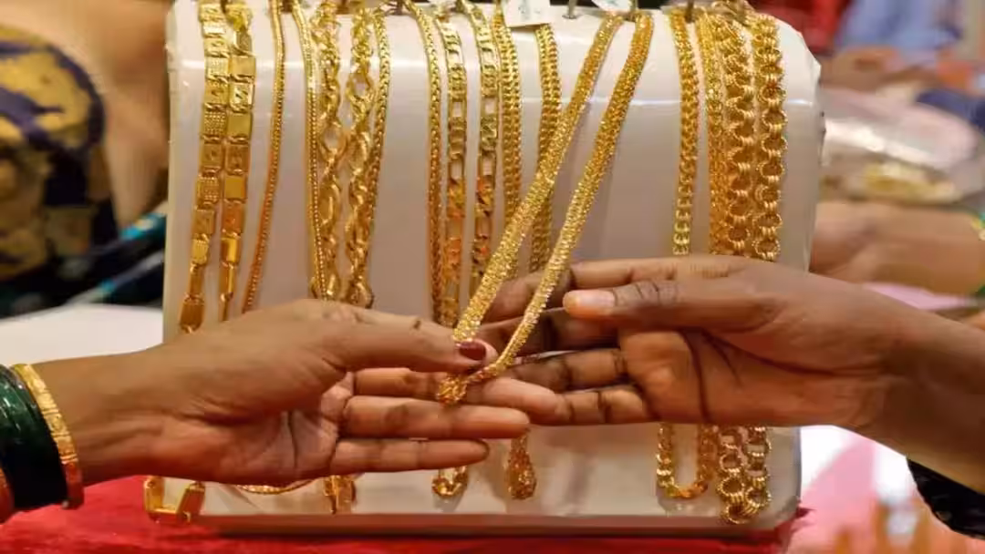 GOLD RATE TODAY : நகைப்பிரியர்களுக்கு குஷியோ குஷி.! இன்று சரசரவென குறைந்த தங்கம் விலை-