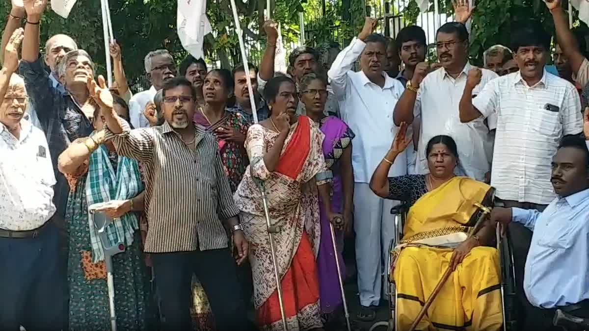 மாற்றுத் திறனாளிகளுக்கான உதவித்தொகையை உயர்த்த கோரி முற்றுகை போராட்டம்