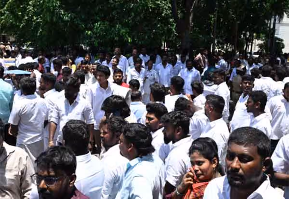 தலைமை செயலகத்தில் குவிந்த தவெகவினர்: கட்டுப்படுத்த முடியாமல் போலீசார் திணறல்