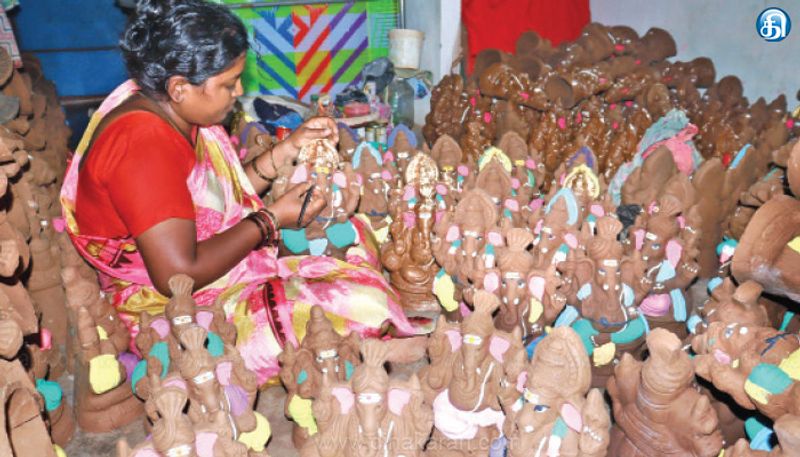 வீடுகளில் பூஜை செய்து வழிபட களிமண் விநாயகர் சிலைகள் தயார்