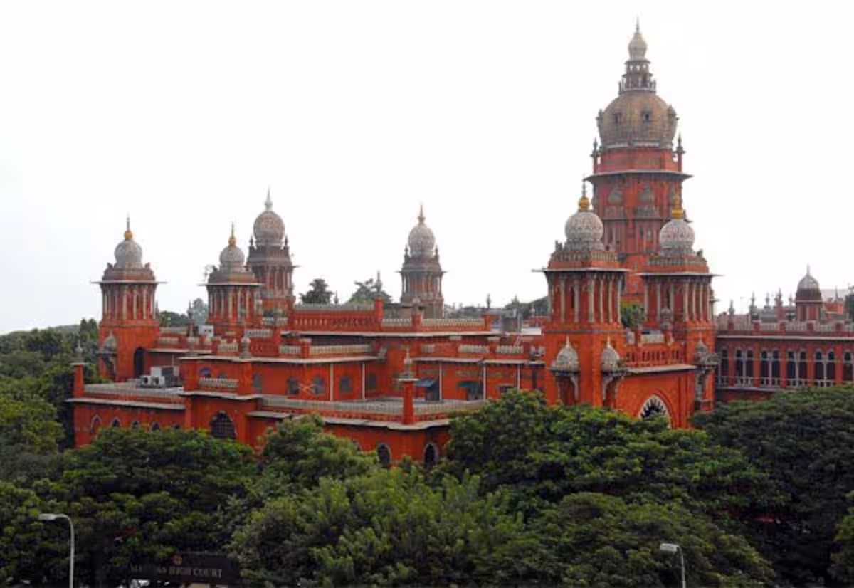 ராஜினாமா செய்தவர்கள் இடைத்தேர்தலில் போட்டியிட தடை கோரி வழக்கு