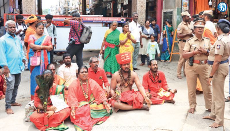 இன்று குடமுழுக்கு கோலாகலமாக நடக்க உள்ள நிலையில் மீனாட்சி அம்மன் கோயில் முன் தமிழ் ஓதுவார்கள் ஆர்ப்பாட்டம்: புனிதநீர் ஊற்ற அனுமதியி