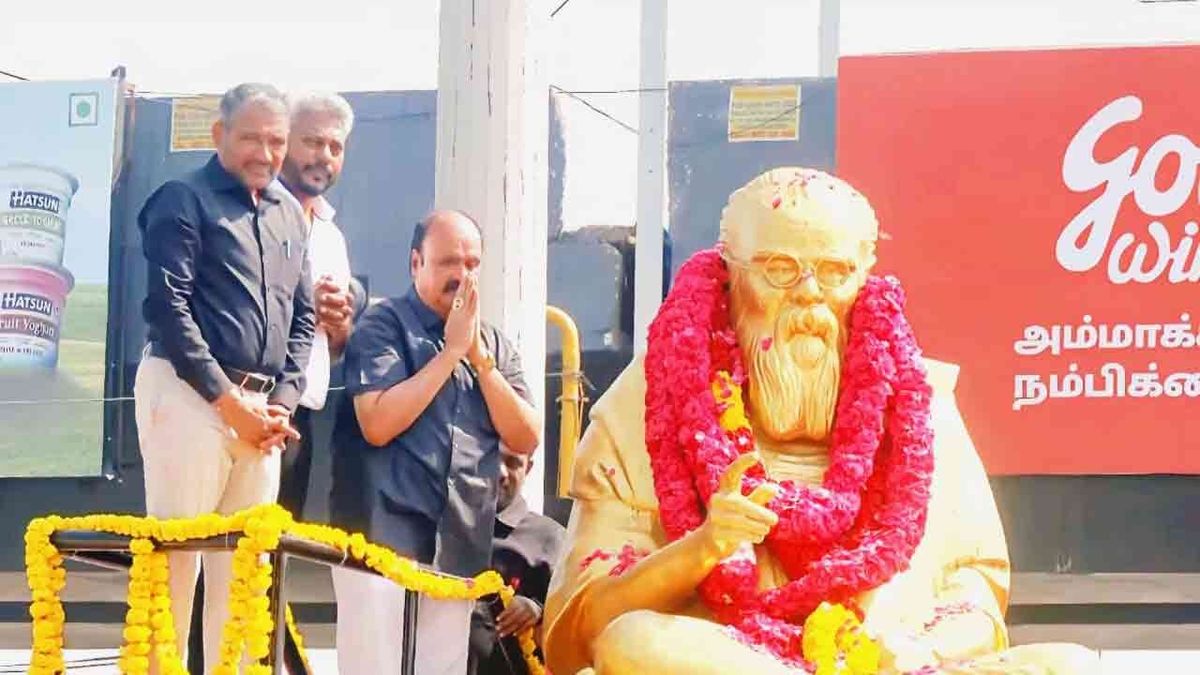 தந்தை பெரியார் சிலைக்குத் த.வெ.க. முதன்மைச் செய்தித் தொடர்பாளர் வா. புகழேந்தி மரியாதை!