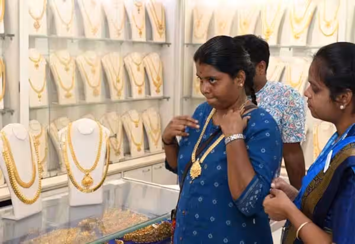 ஆபரண தங்கம் விலை சவரனுக்கு ரூ.240, வெள்ளி கிலோவுக்கு ரூ.5 ஆயிரம் குறைவு
