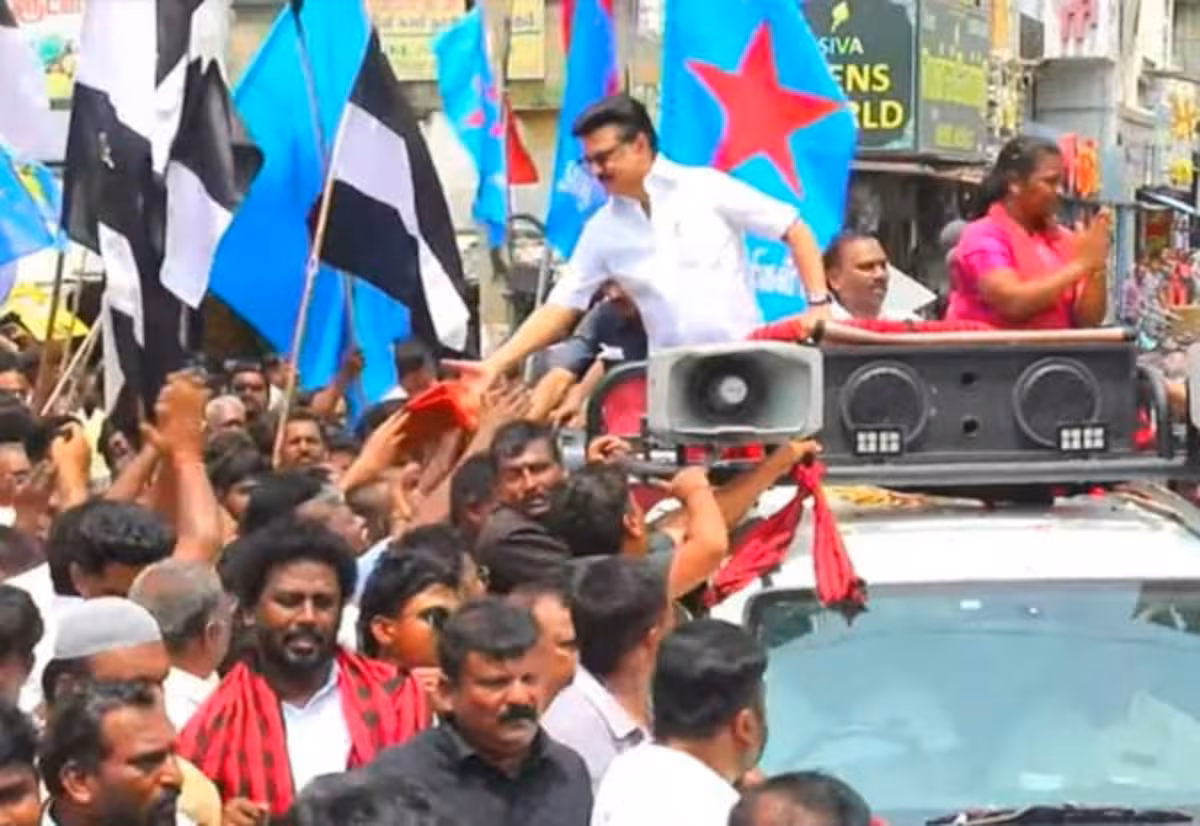தாராபுரத்தில் திமுக வேட்பாளரை ஆதரித்து ஸ்டாலின் பிரசாரம்; ரோடு ஷோ நடத்தி ஓட்டு சேகரிப்பு