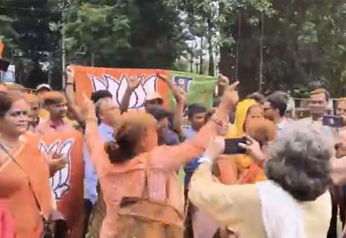 மேற்கு வங்கம், அசாம் இடைத்தேர்தலில் பாஜ அமோகம்; ஒரு லட்சம் ஓட்டில் பாஜ வேட்பாளர் முன்னிலை
