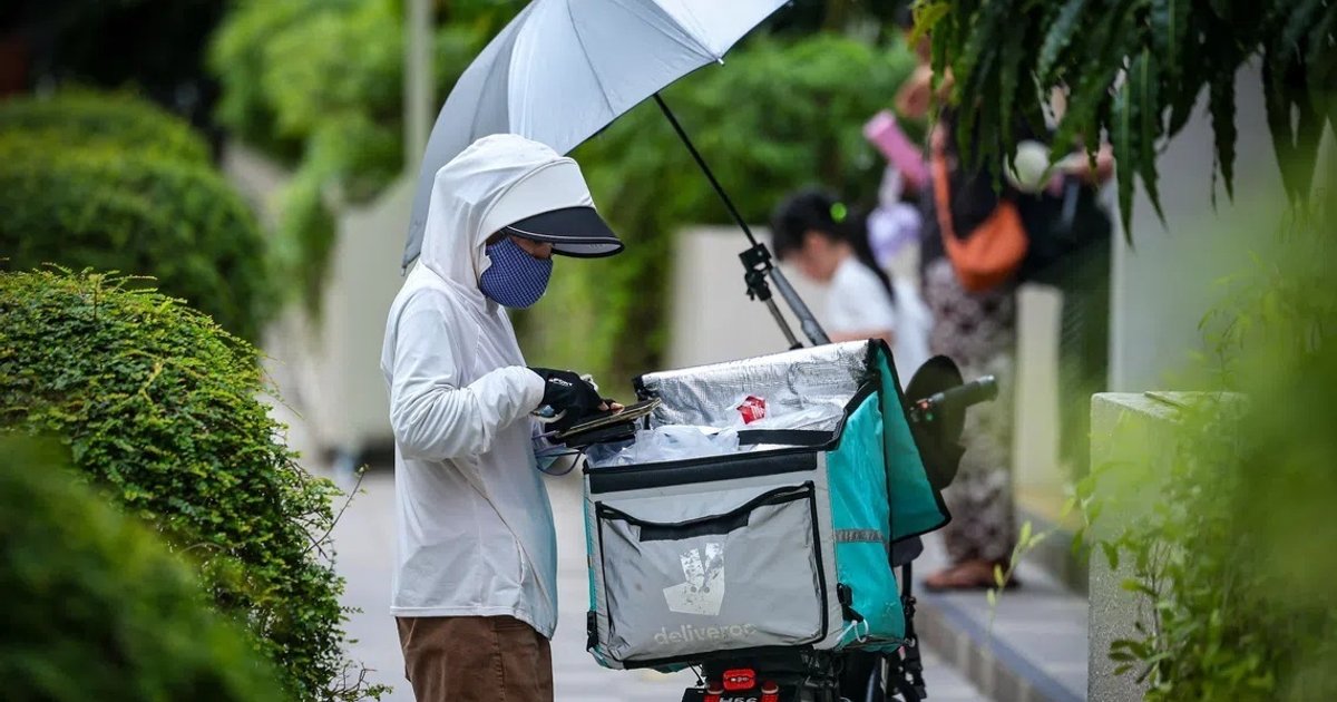 பொதுப் போக்குவரத்து ஊழியர்களுக்கும் விநியோக ஊழிளர்களுக்கும் என்95 முகக்கவசங்கள்