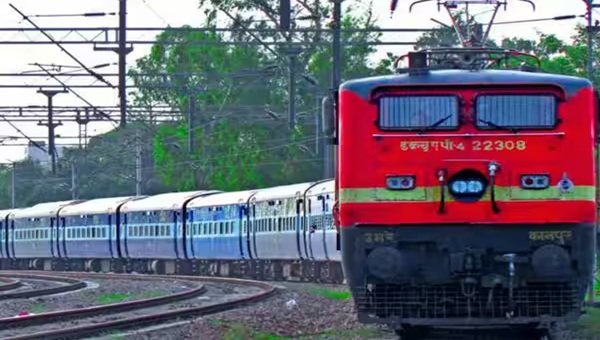 ரயில்களில் அதிக சத்தத்துடன் பாடல் கேட்டால் 6 மாதம் வரை சிறை: தெற்கு ரயில்வே எச்சரிக்கை