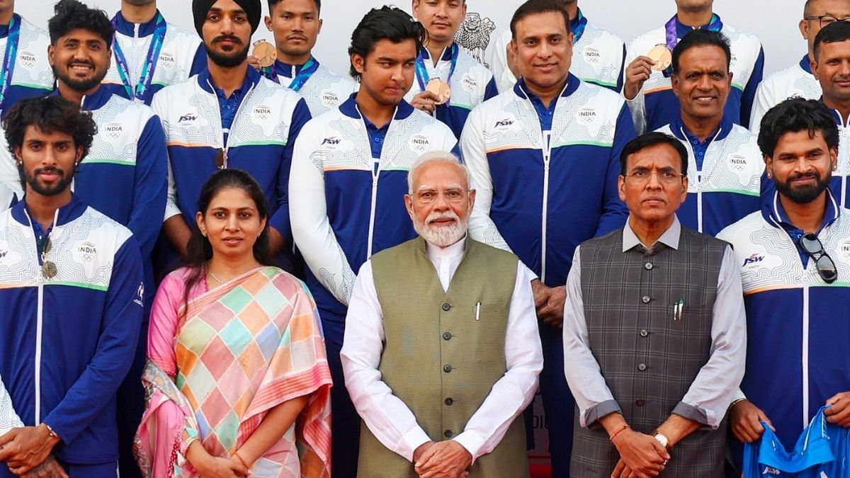 மேடையில் மோடி பாராட்டியதும் வைபவ் சூர்யவன்ஷியை கலாய்த்த இந்திய வீரர்கள்.. என்ன நடந்தது?
