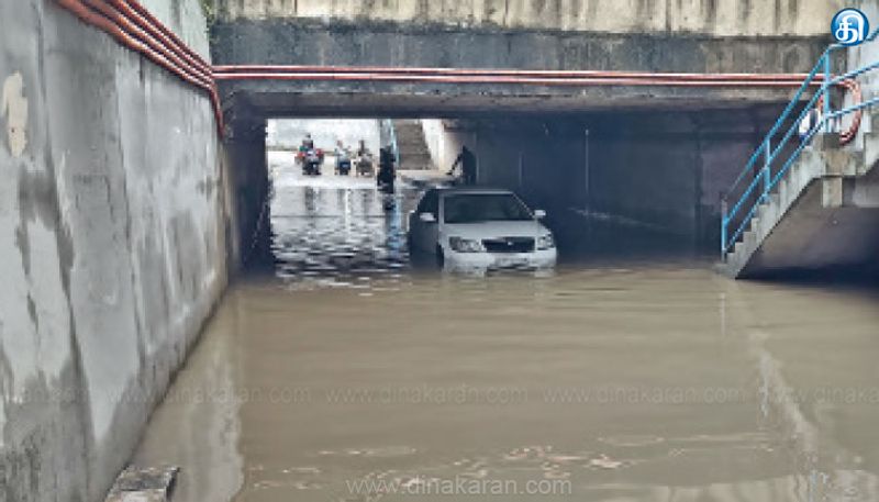 சுரங்கப்பாதையில் தேங்கிய மழைநீரில் சிக்கிய கார்