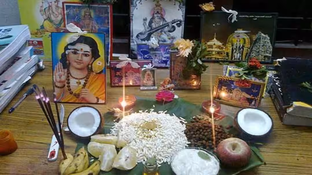 Ayutha Pooja: செய்யும் தொழிலே தெய்வம்... களைகட்டியது ஆயுதபூஜை..! கோலாகலமாக இன்று கொண்டாடும்
